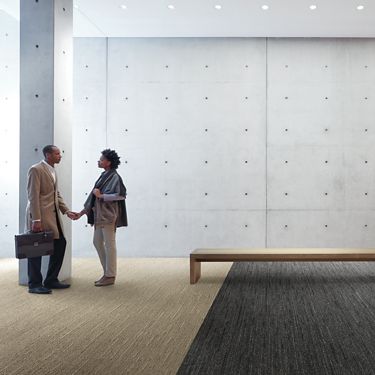 Interface WW870 plank carpet tile in open lobby area with bench número de imagen 1