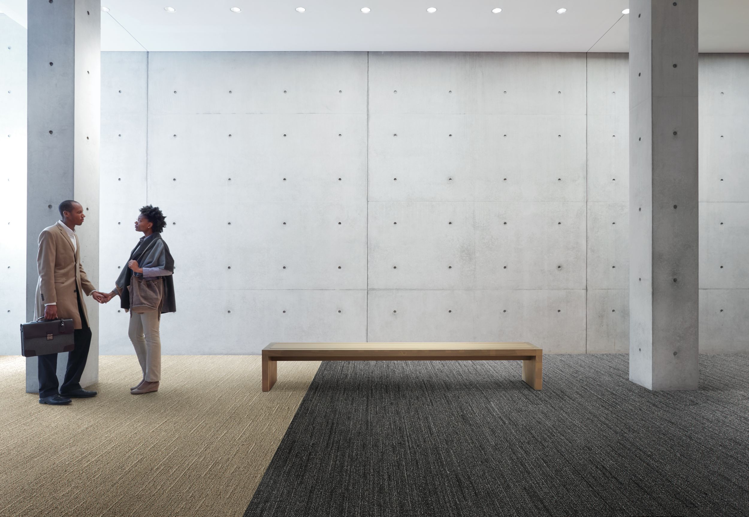 Interface WW870 plank carpet tile in open lobby area with bench imagen número 1