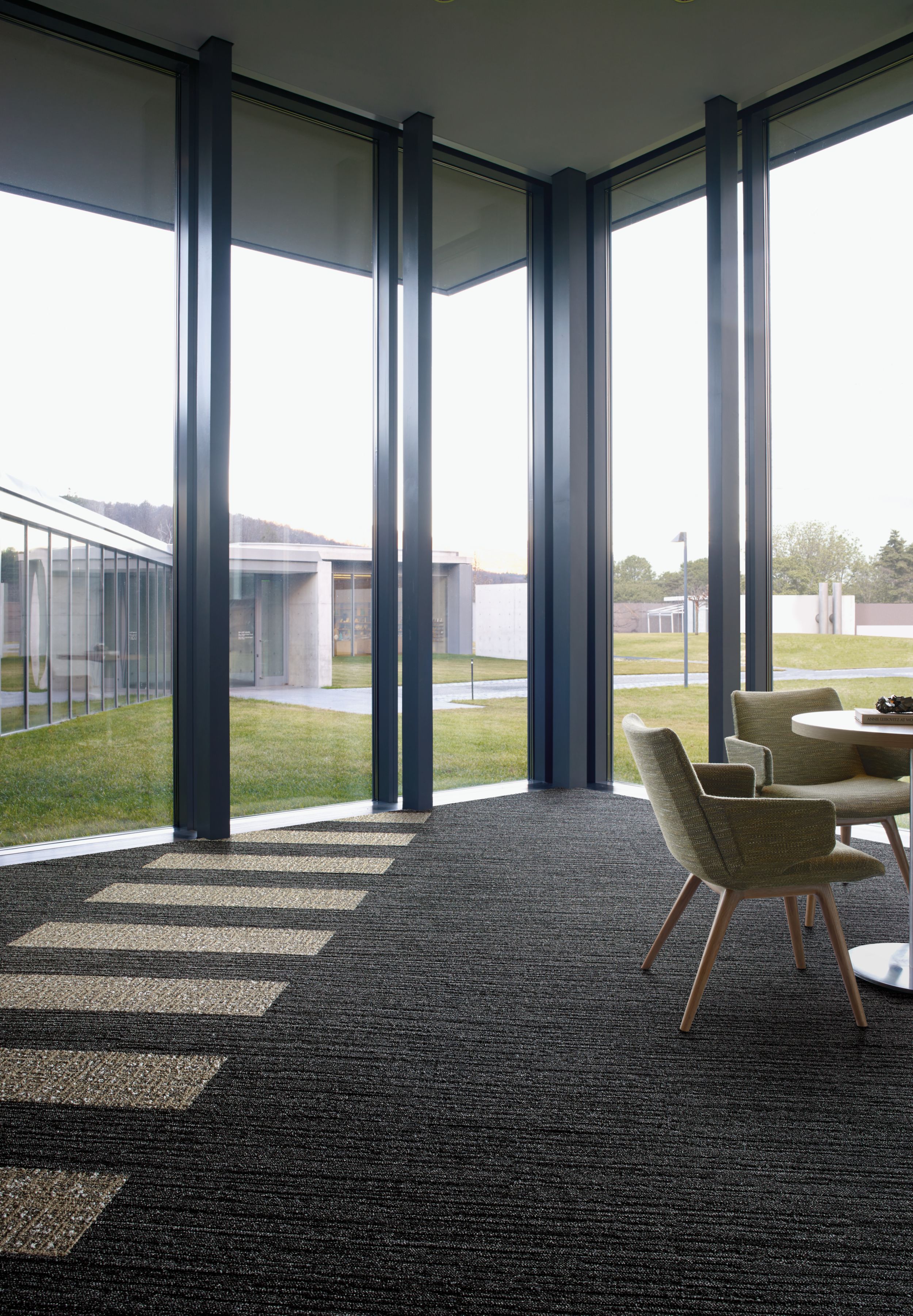 Interface WW880 and WW890 plank carpet tile in office common area with chairs número de imagen 5