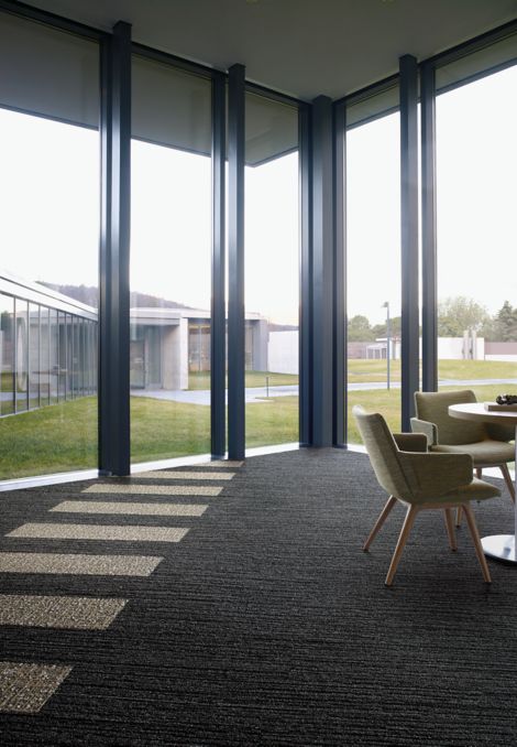 Interface WW880 and WW890 plank carpet tile in office common area with chairs afbeeldingnummer 5