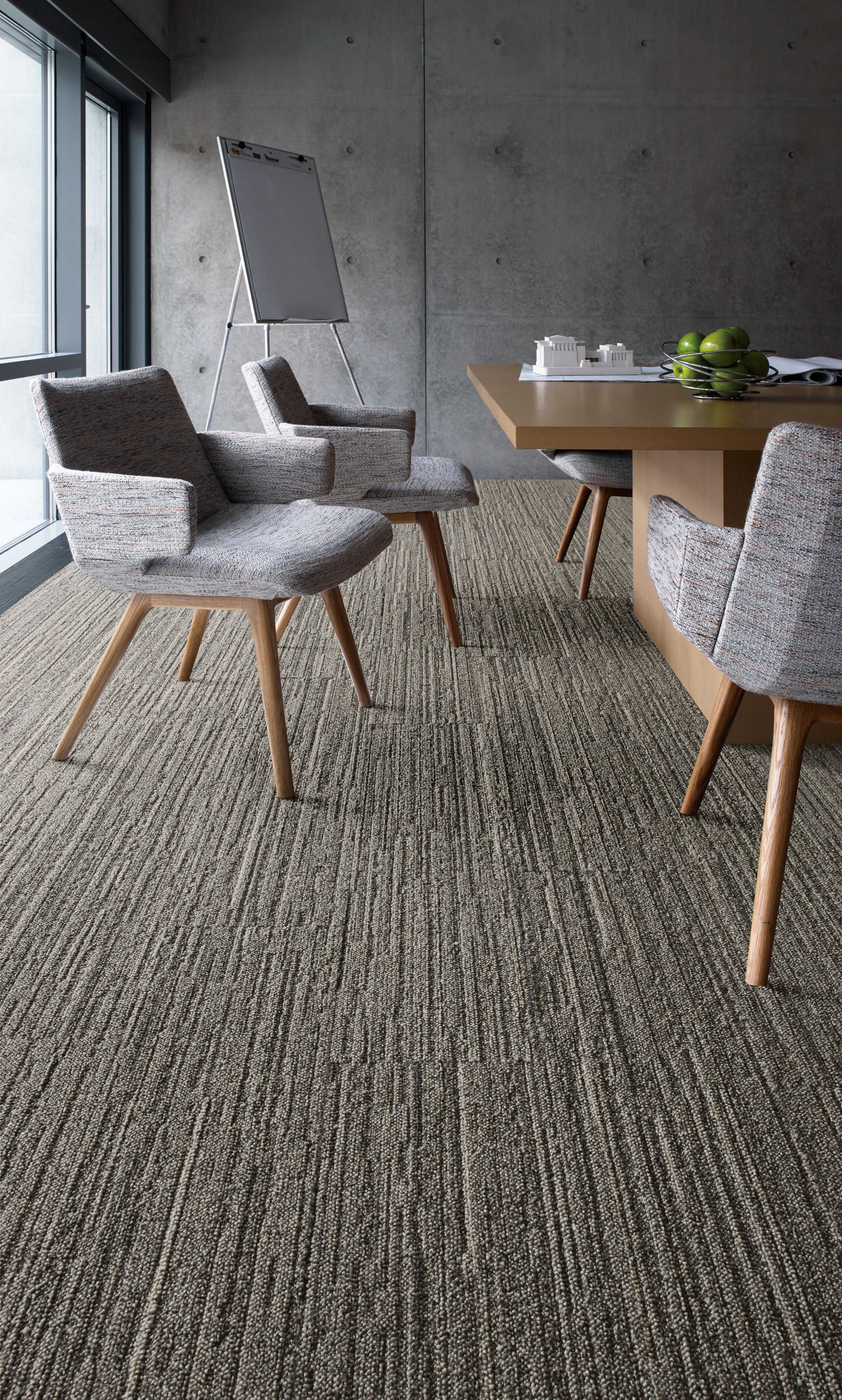 Interface WW880 plank carpet tile in meeting room with table and chairs número de imagen 1