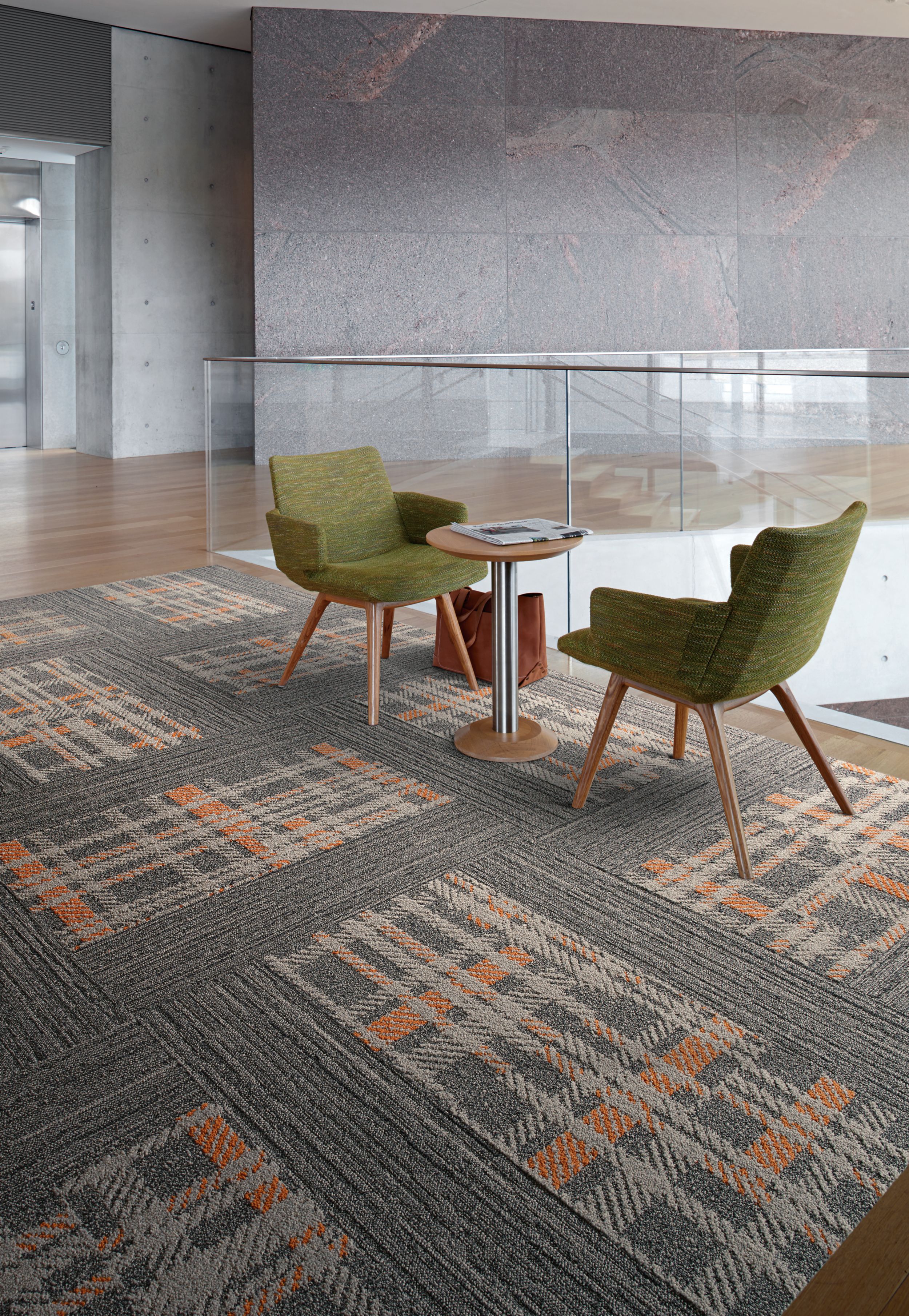 Interface WW880 plank carpet tile and Scottish Sett Flor carpet tile with table and chairs número de imagen 4