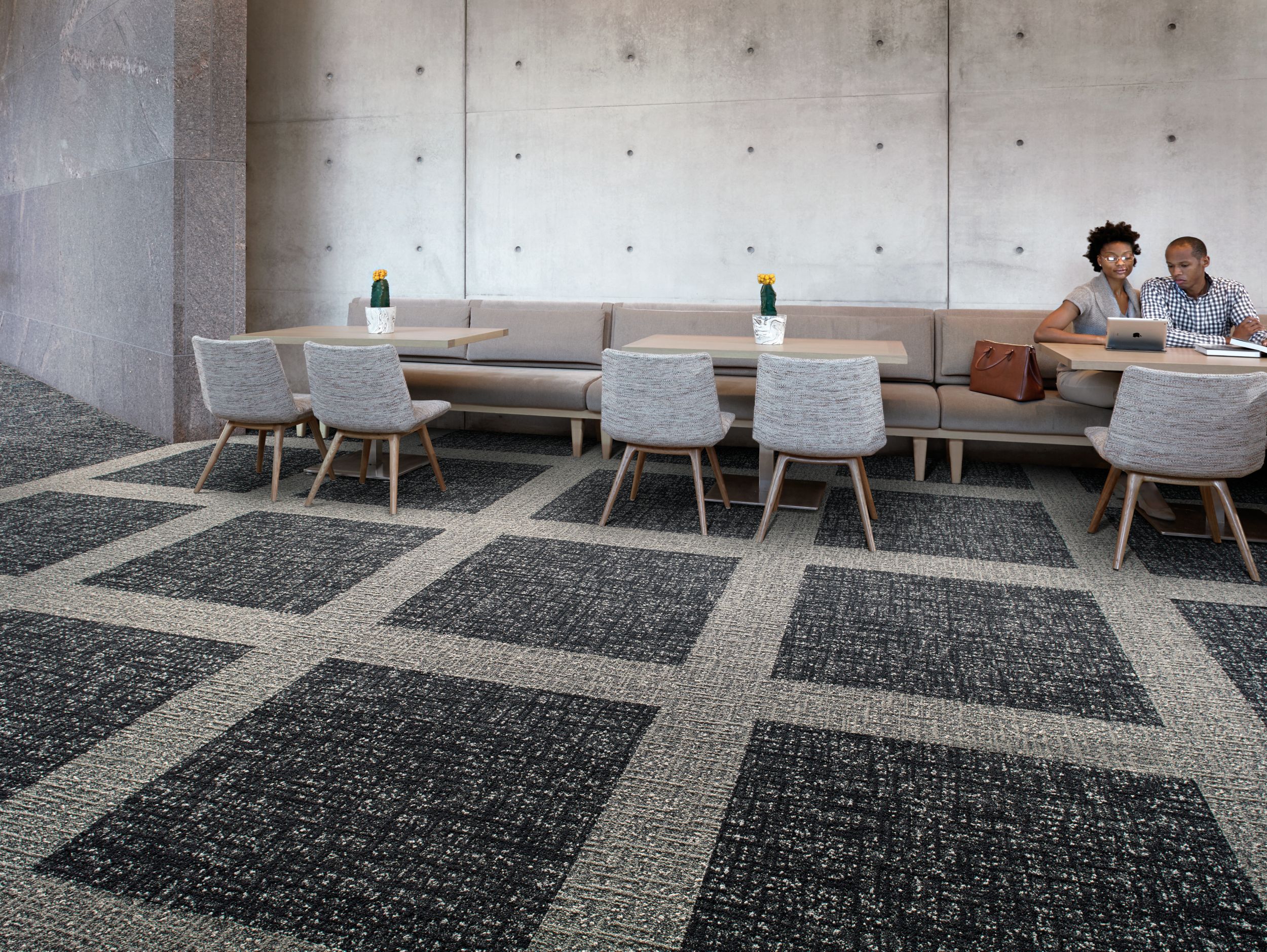 Interface WW895 plank carpet tile and Textured Woodgrains LVT in office common area with tables and chairs número de imagen 2