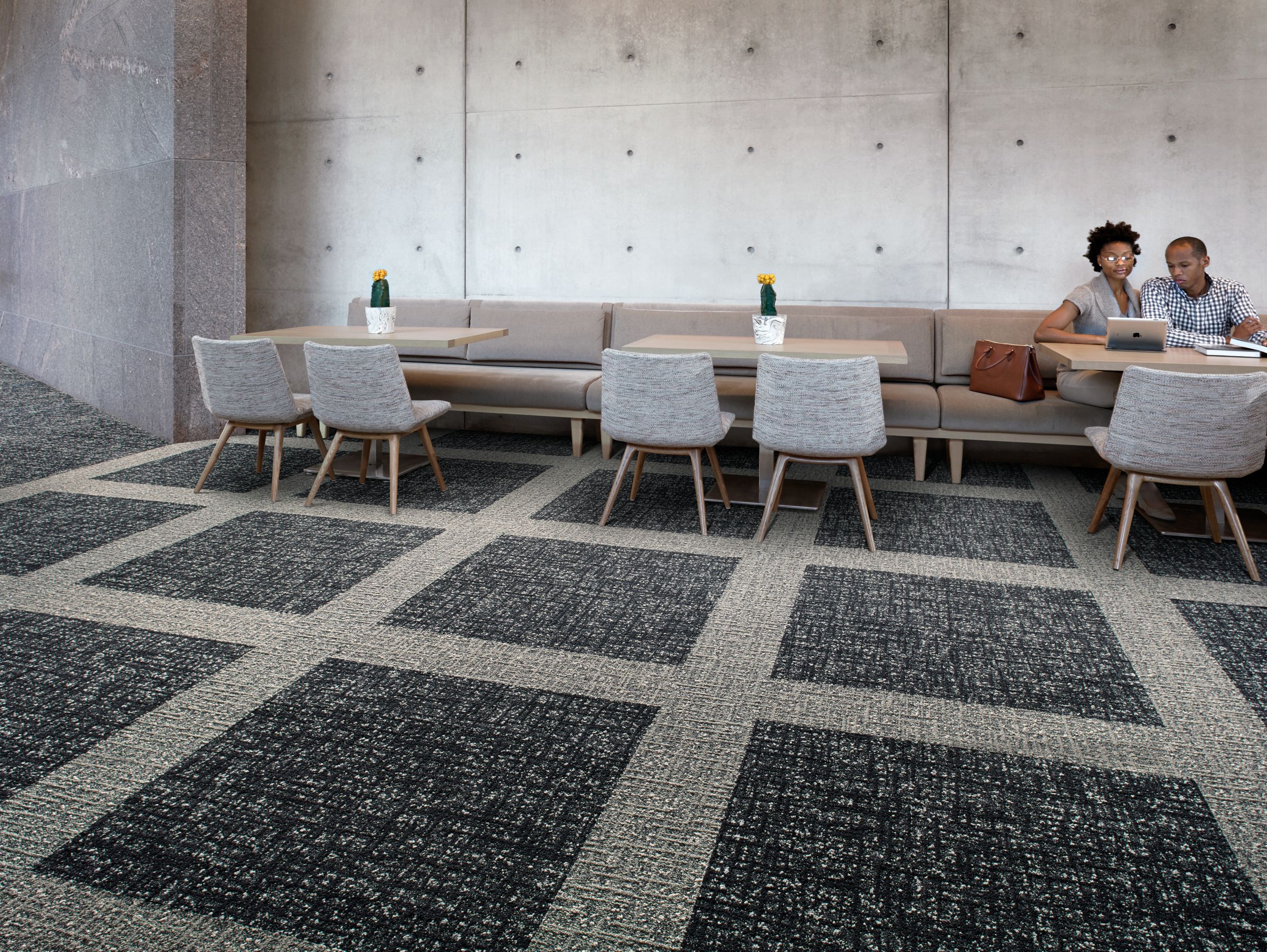 Interface WW895 plank carpet tile and Textured Woodgrains LVT in office common area with tables and chairs imagen número 2