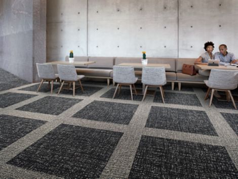 Interface WW895 plank carpet tile and Textured Woodgrains LVT in office common area with tables and chairs número de imagen 2