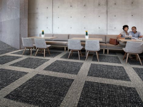 Interface WW895 plank carpet tile and Textured Woodgrains LVT in office common area with tables and chairs imagen número 2