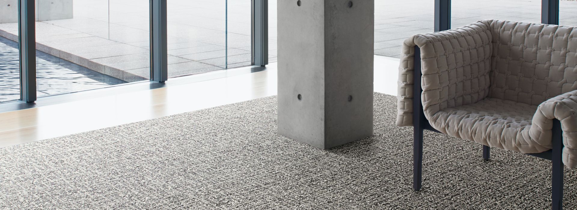 Interface WW890 plank carpet tile and Textured Stones LVT in lobby area with chair afbeeldingnummer 1