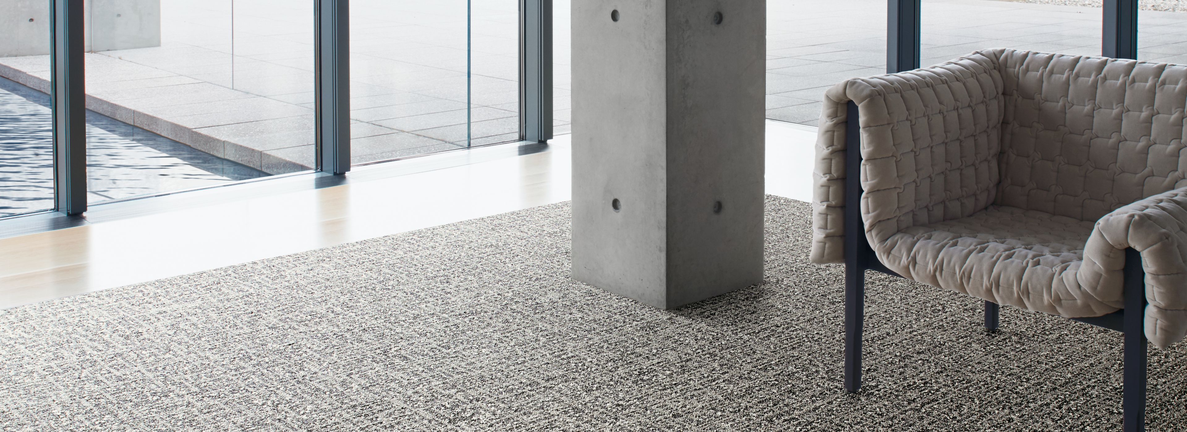 Interface WW890 plank carpet tile and Textured Stones LVT in lobby area with chair número de imagen 1