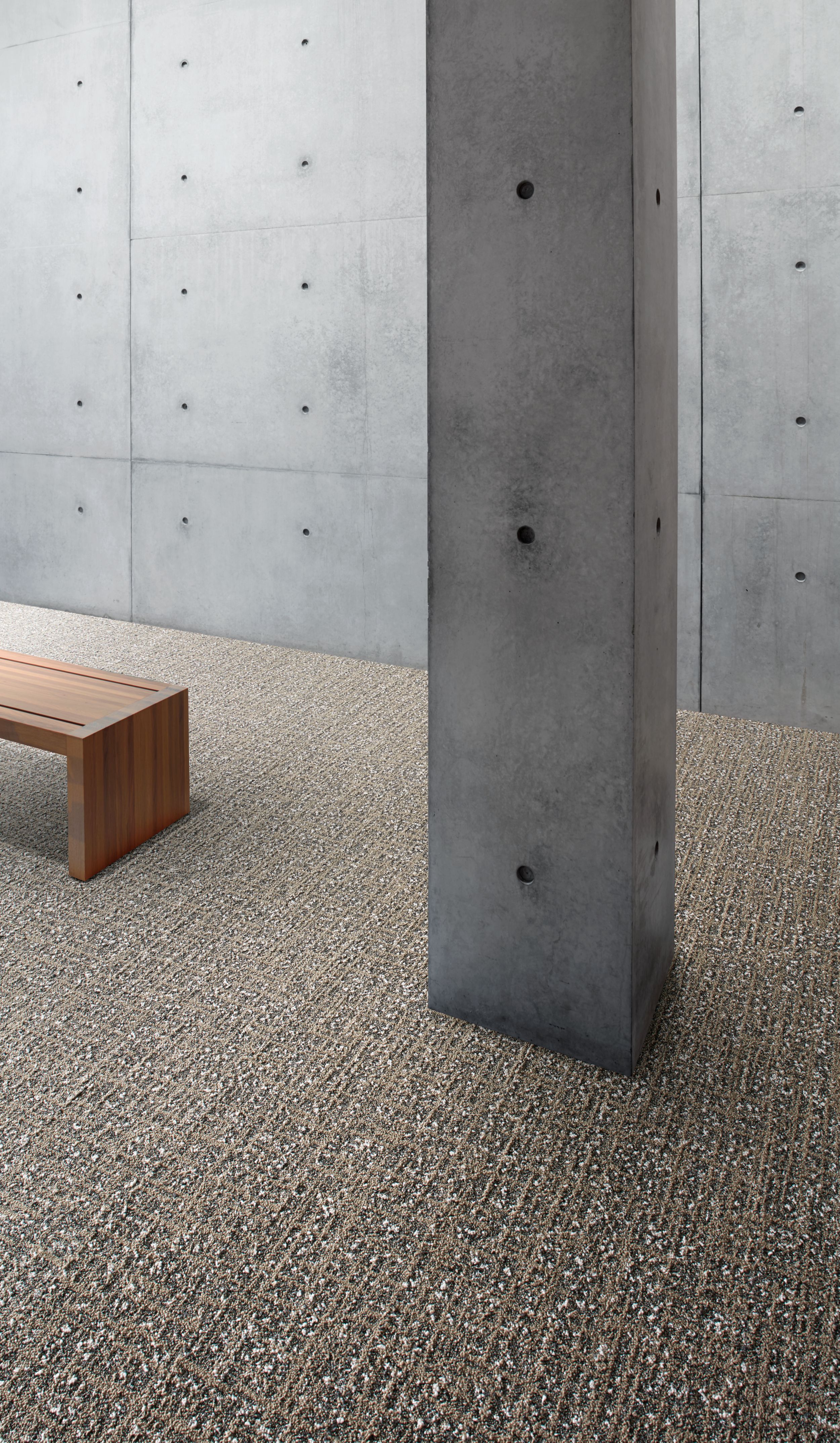 Interface WW890 plank carpet tile in lobby area with column Bildnummer 1