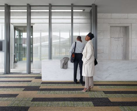 Interface WW870 and WW895 plank carpet tile in office lobby area  número de imagen 6