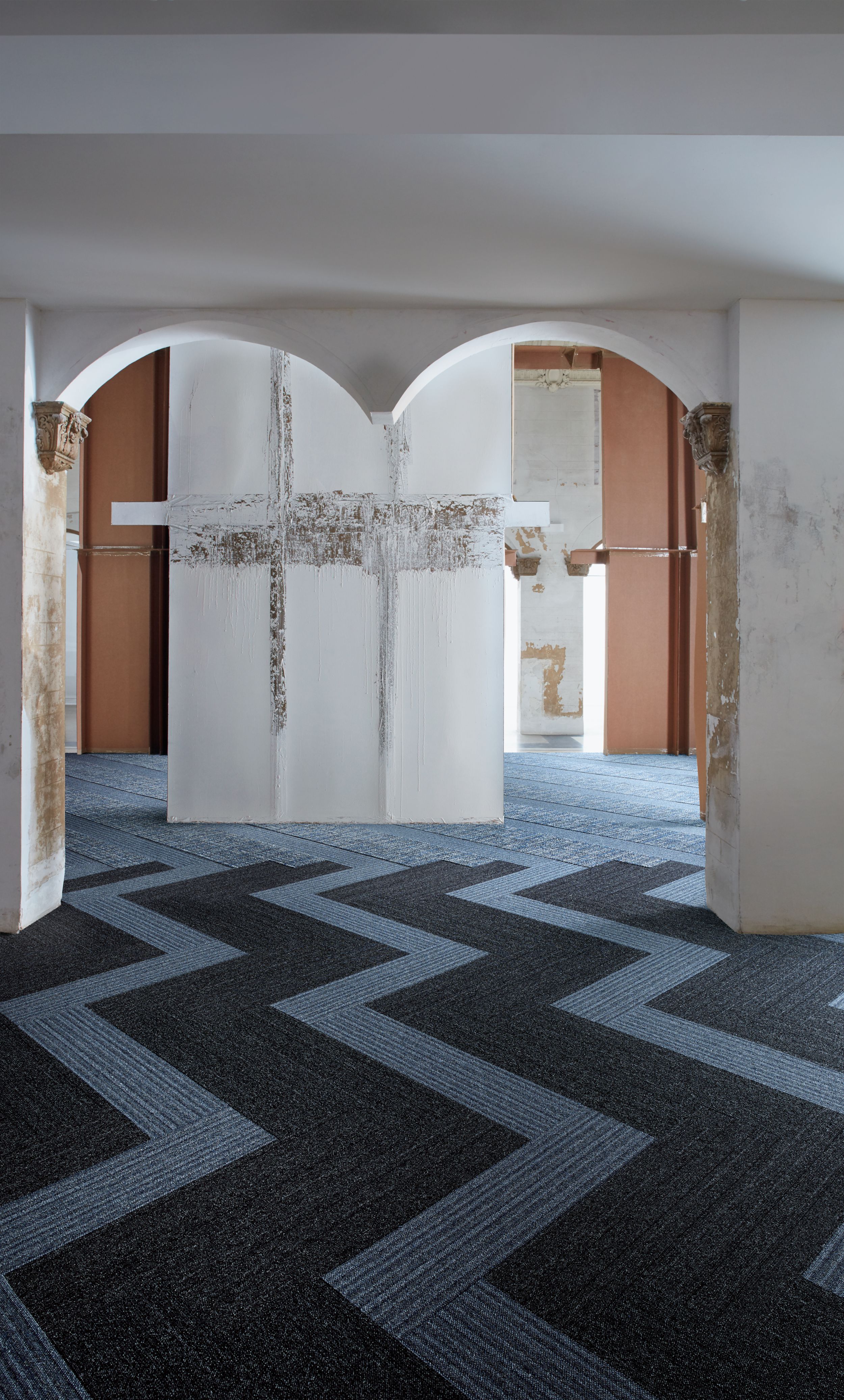 Interface WW865 and WW895 plank carpet tile in lobby setting with archway afbeeldingnummer 6