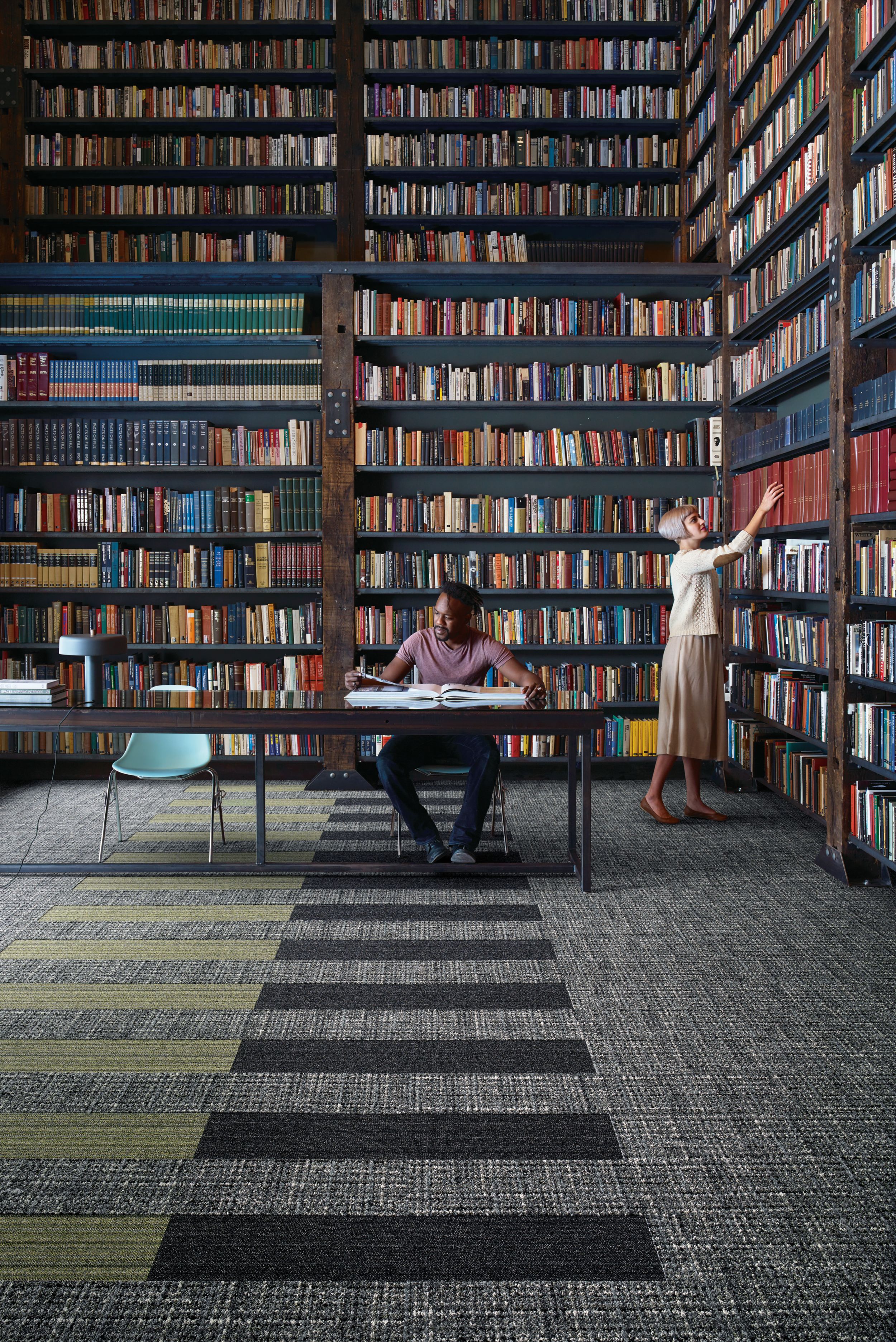 Interface WW865 and WW895 plank carpet tile in library afbeeldingnummer 7