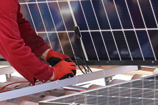 Aufbau von einer Photovoltaik Anlage auf einem Hausdach