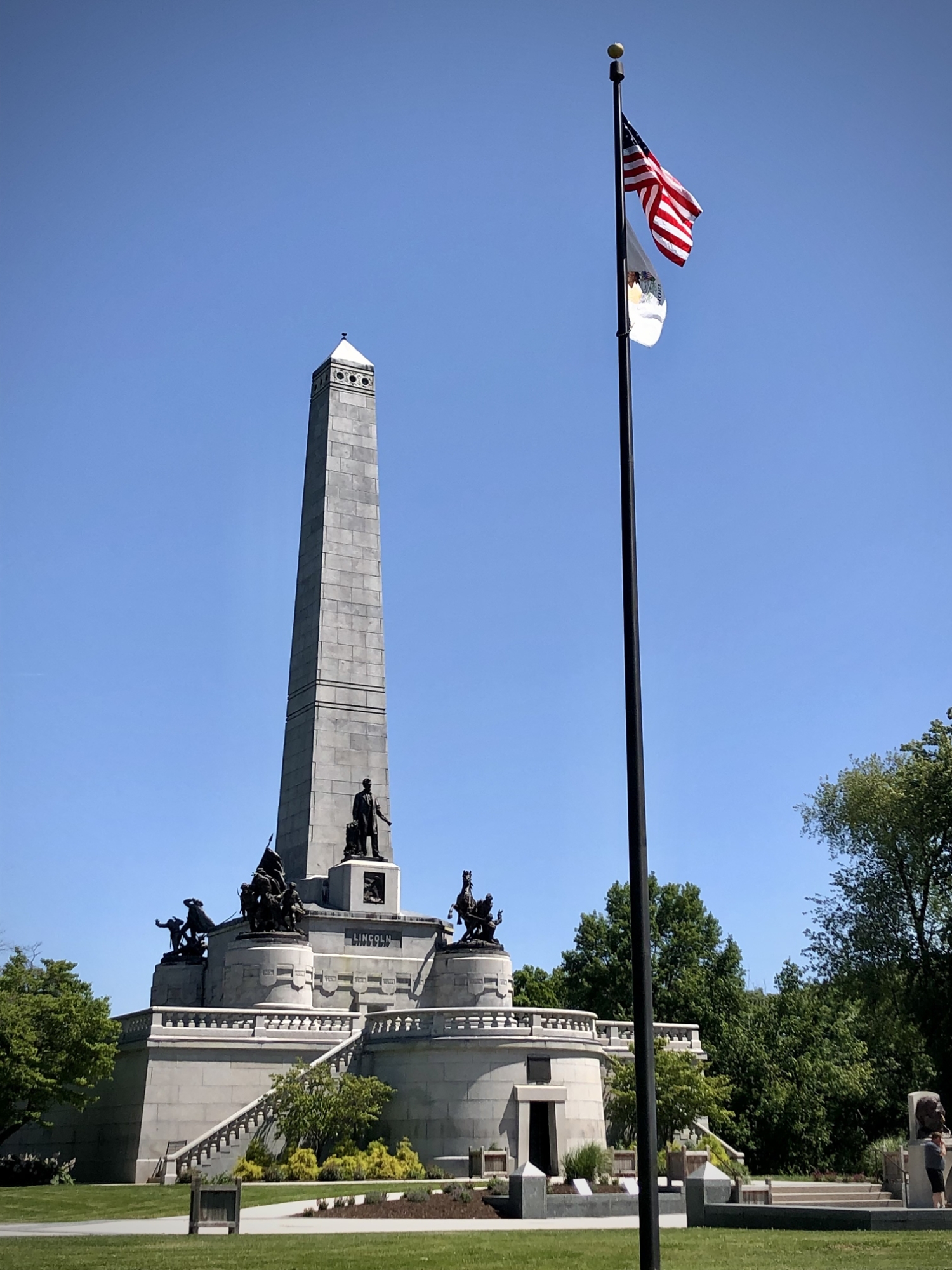 Lincoln Tomb with flag pole in front