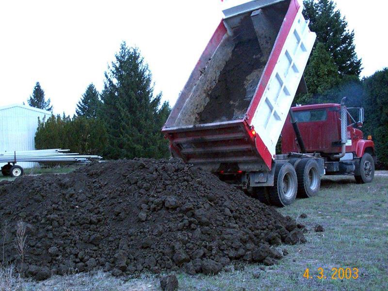 Truck dumpin dirt