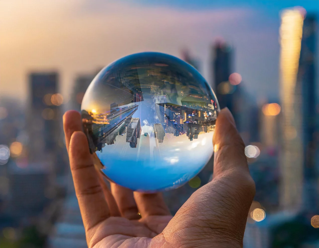 水晶球映着城市的天际线，背景是虚化的摩登城市