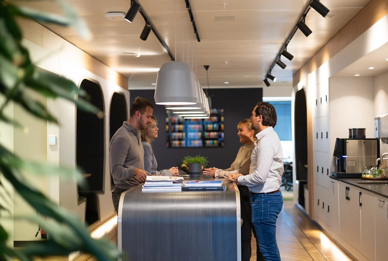 Collègues discutant au bureau