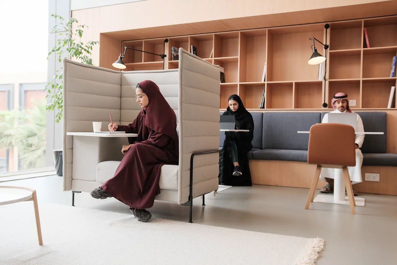 موظفون يعملون في منطقة الاستراحة داخل المكتب
