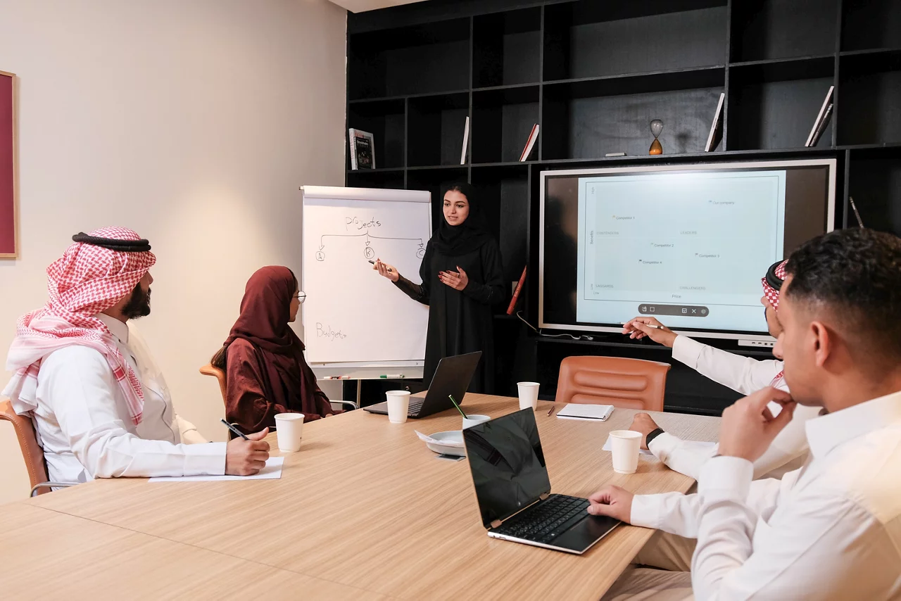 زملاء يتناقشون في غرفة الاجتماعات