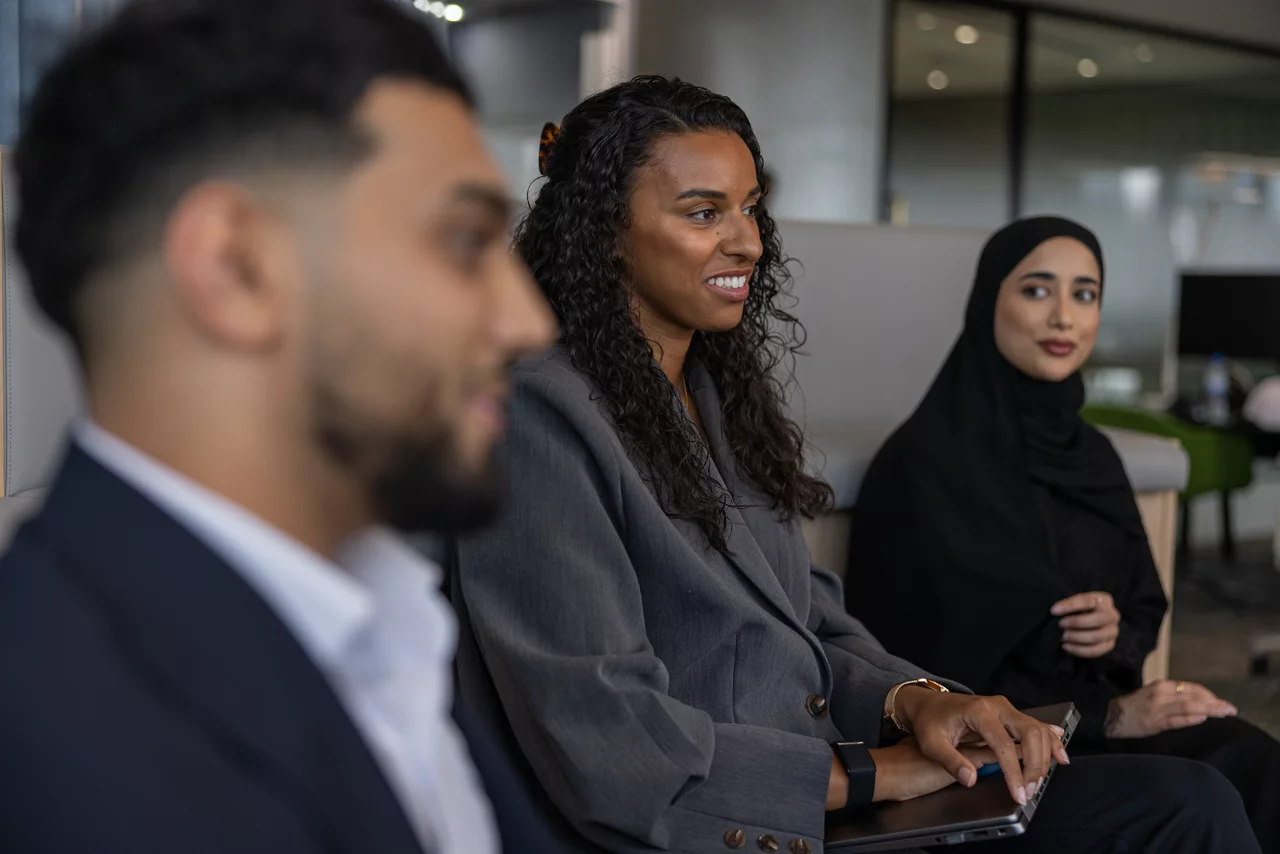 اجتماع عمل احترافي في مكتب حديث مع ثلاثة زملاء منخرطين في المناقشة