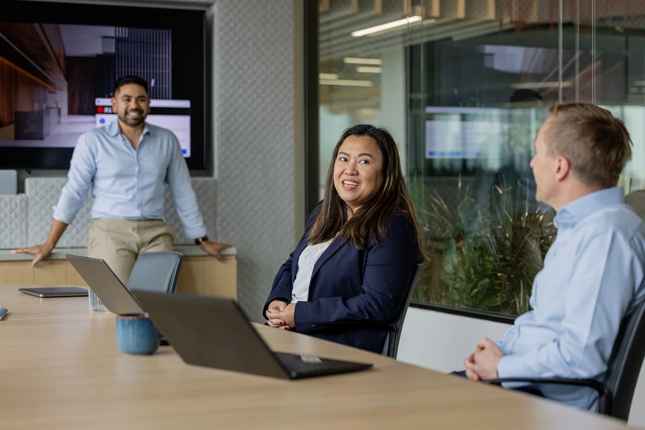 محترفو الأعمال في غرفة مؤتمرات حديثة أثناء اجتماع تعاوني