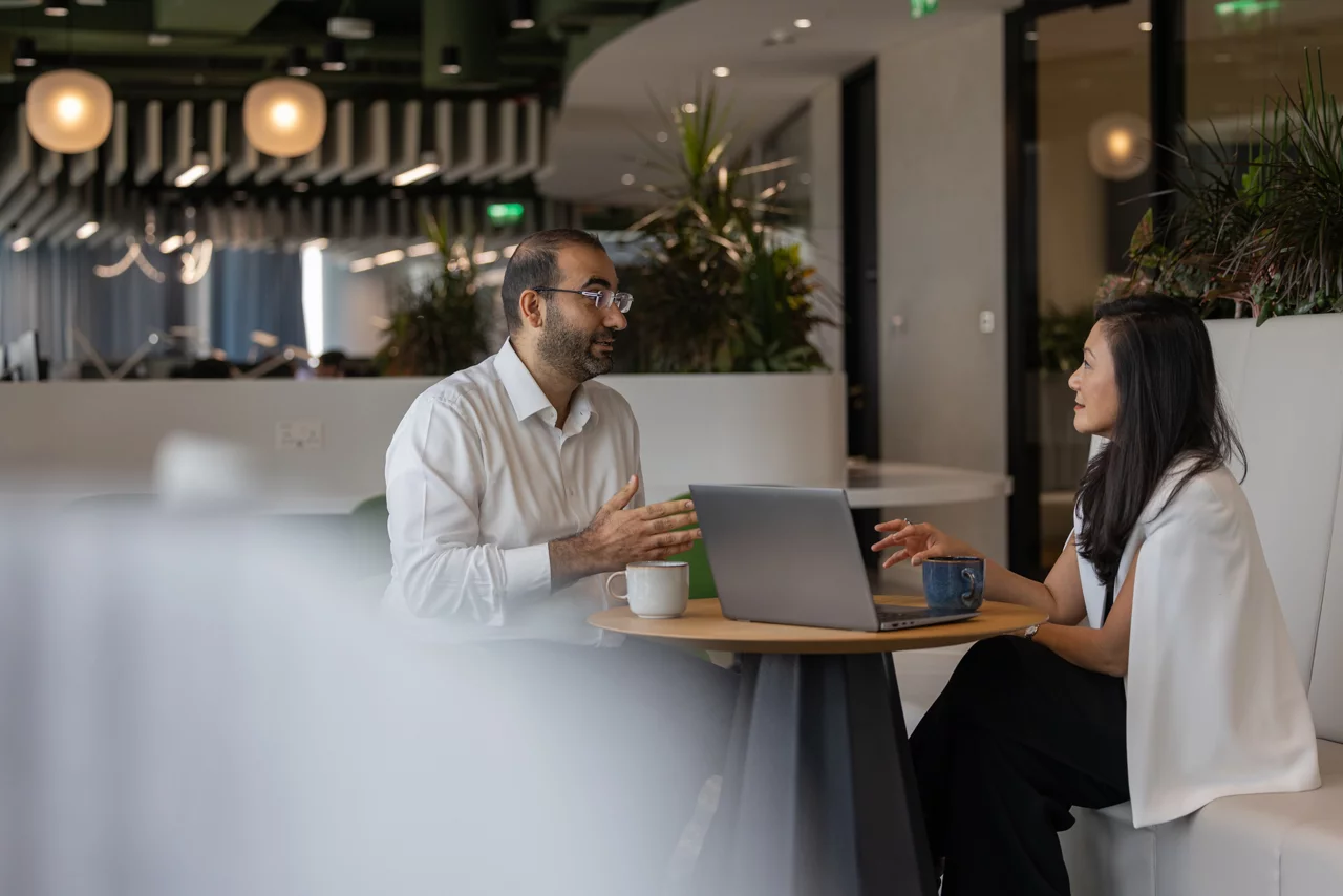 اثنان من المحترفين منخرطون في مناقشة تعاونية