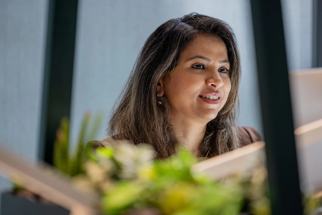 امرأة محترفة تتحدث في بيئة مكتبية حديثة