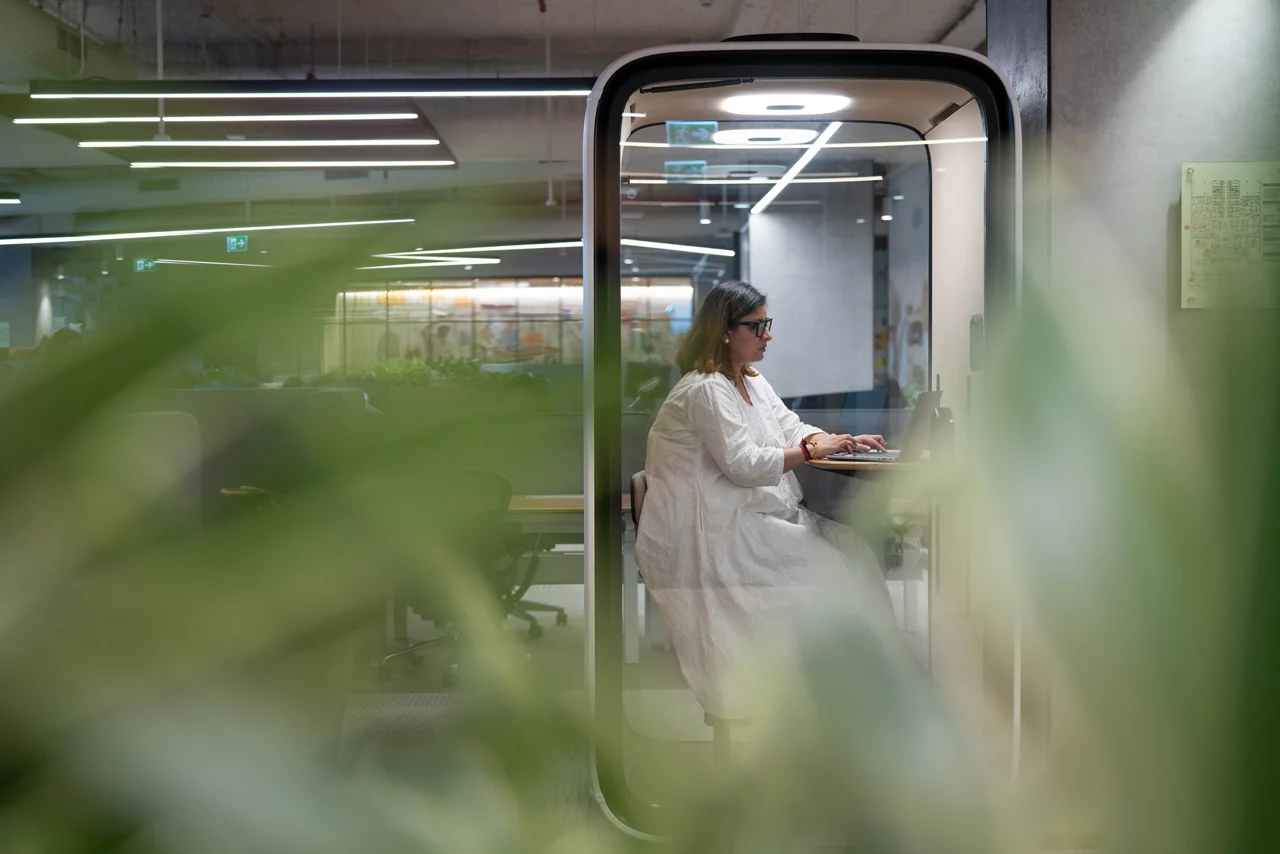 العمل بشكل احترافي في مكتب عصري مصمم للعمل المركّز