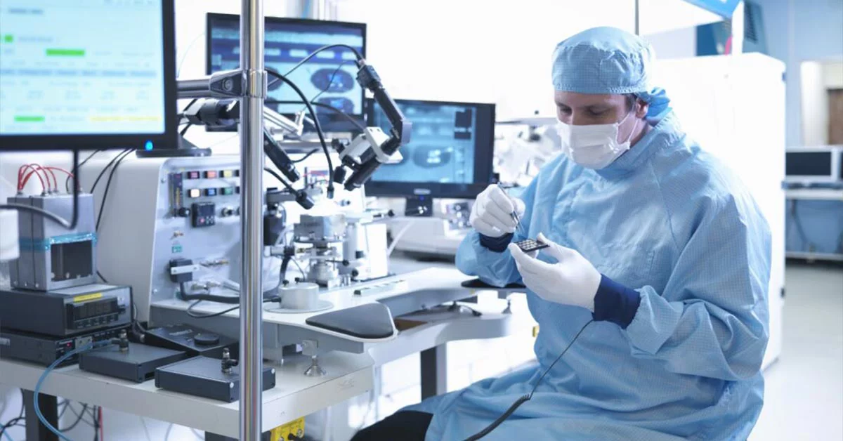 Researcher doing the tests in microchips during their research in the Life science research laboratory
