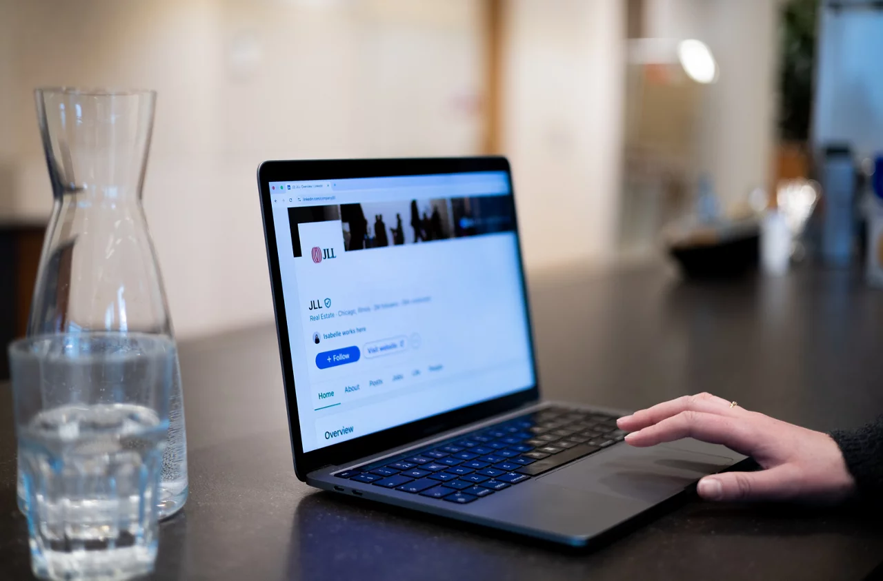 Werknemers in gesprek en overleg over werk