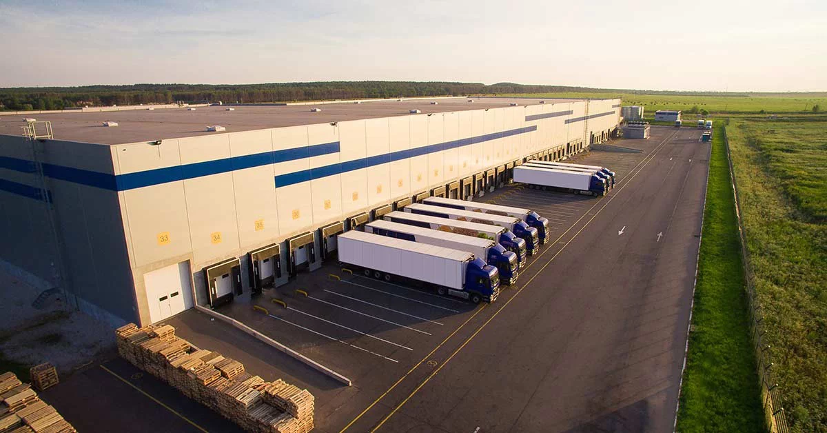 Distribution warehouse with trucks of different capacity