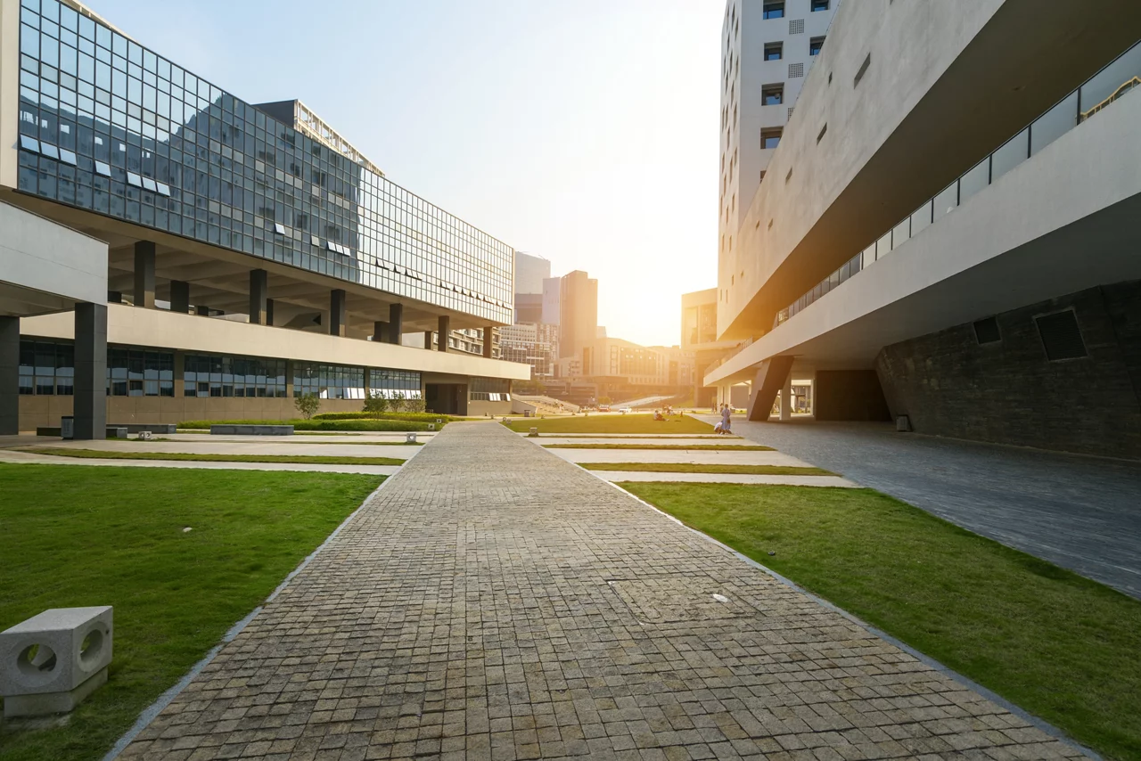 The modern teaching building is in shenzhen university