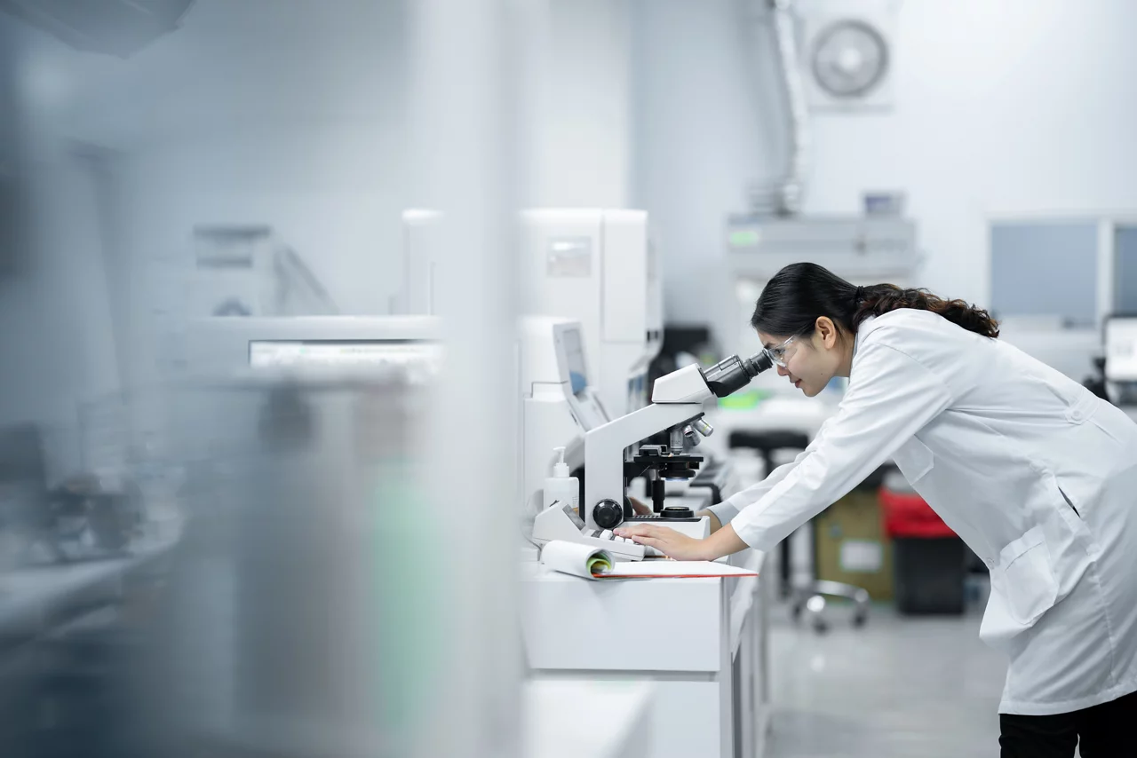 Medical technicians are looking at the microscope Stay inside the hospital laboratory