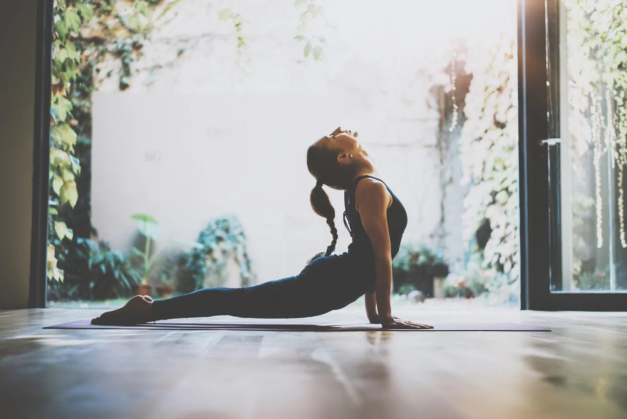 Jeune femme pratiquant le yoga dans les bureaux - services de fitness aux utilisateurs
