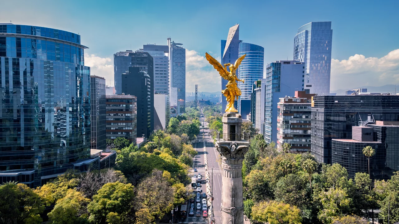 Ángel Dorado en lo alto del Monumento en la Ciudad de México