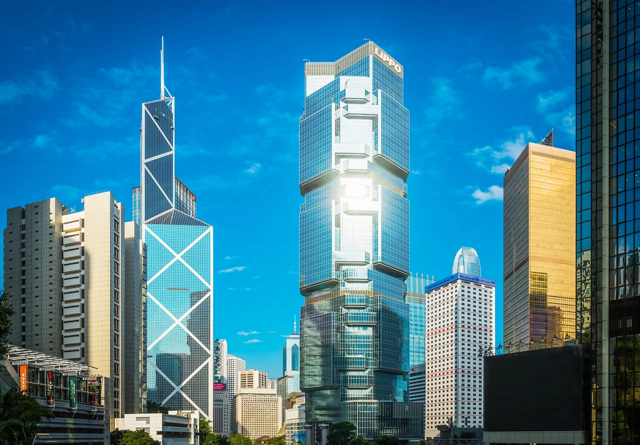 香港閃閃發光的摩天大樓聳立於中環商業區的上空，中國