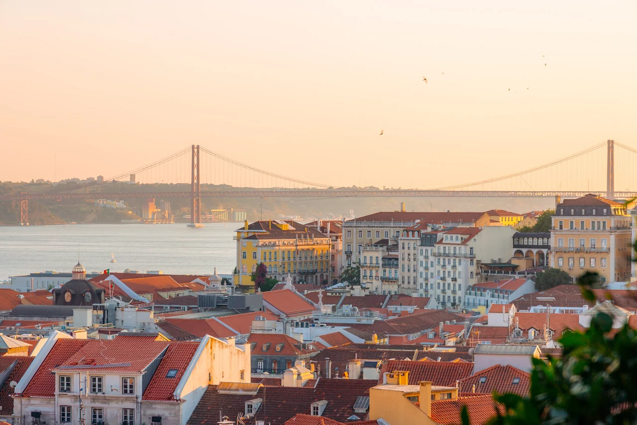 Lisboa, telhados e ponte ao pôr do sol, Portugal