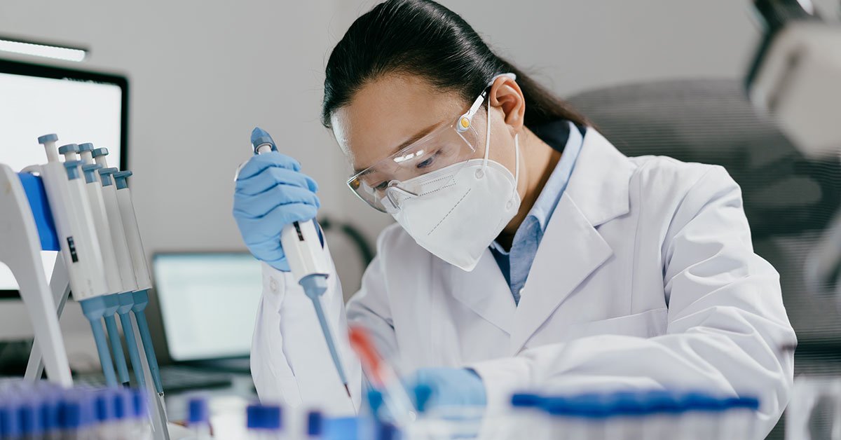  Scientists are doing experiments in the laboratory 