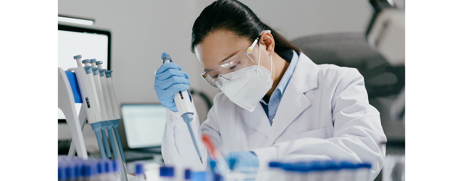  Scientists are doing experiments in the laboratory 