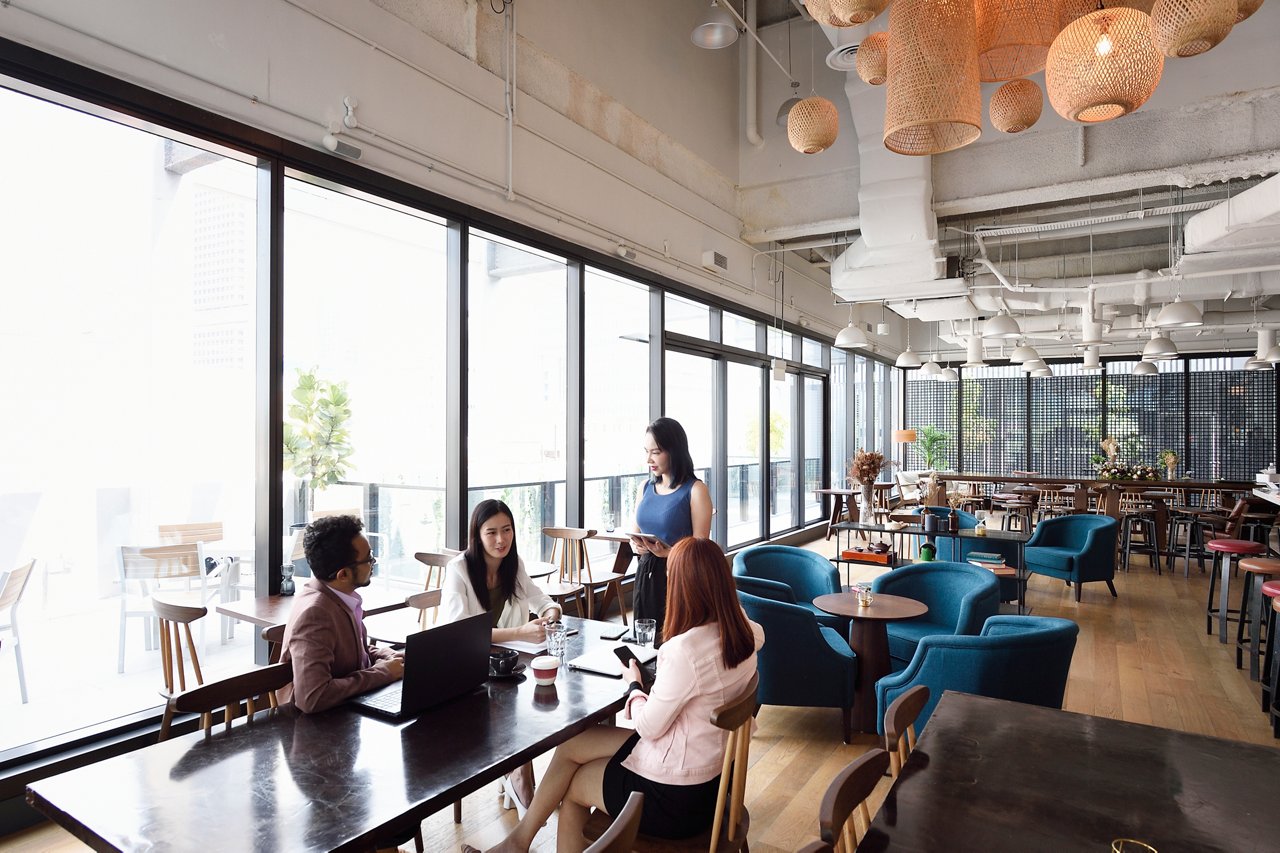 クライアント企業が働きやすい職場環境を築けるよう戦略を練るオフィス移転コンサルタントの証す