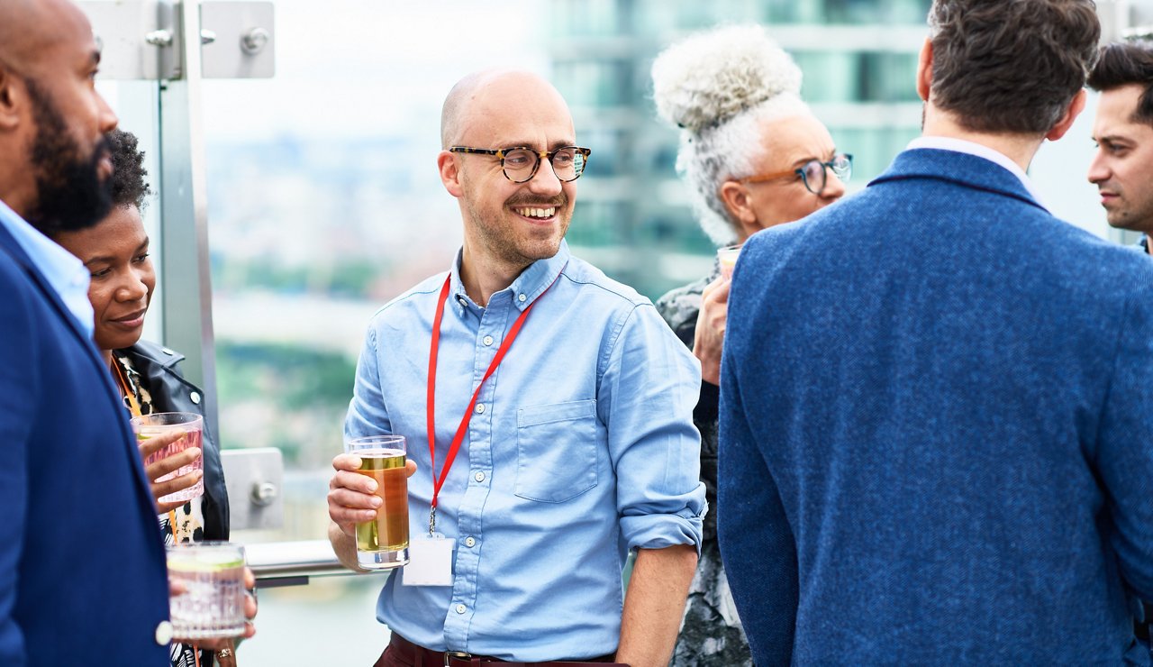 働きやすい職場で交流している従業員の様子