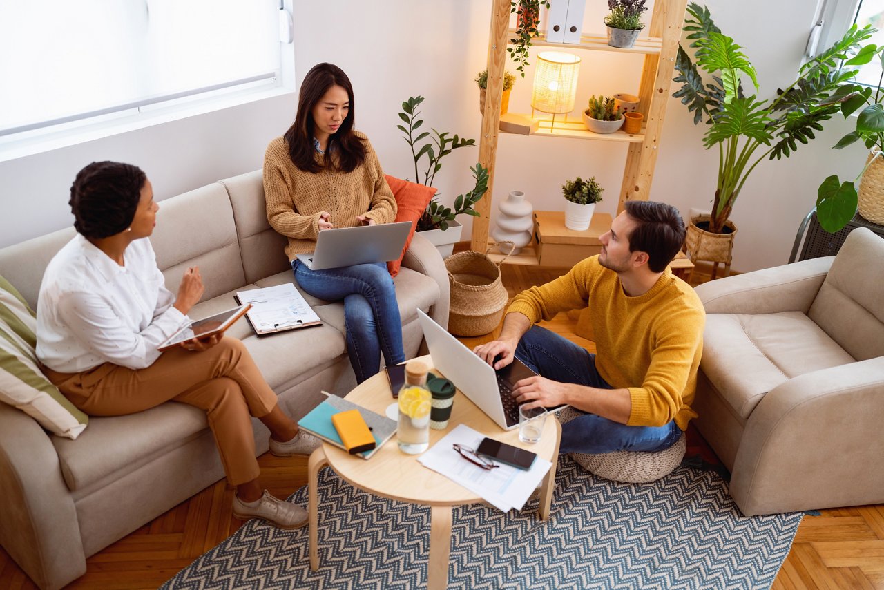 リフレッシュルームでリラックスして働く社員たち