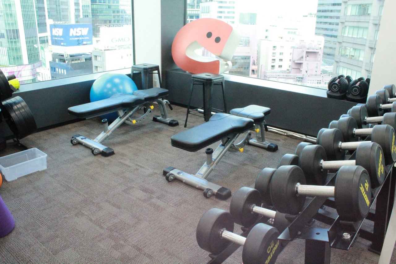 オフィスの一角にトレーニング設備を導入