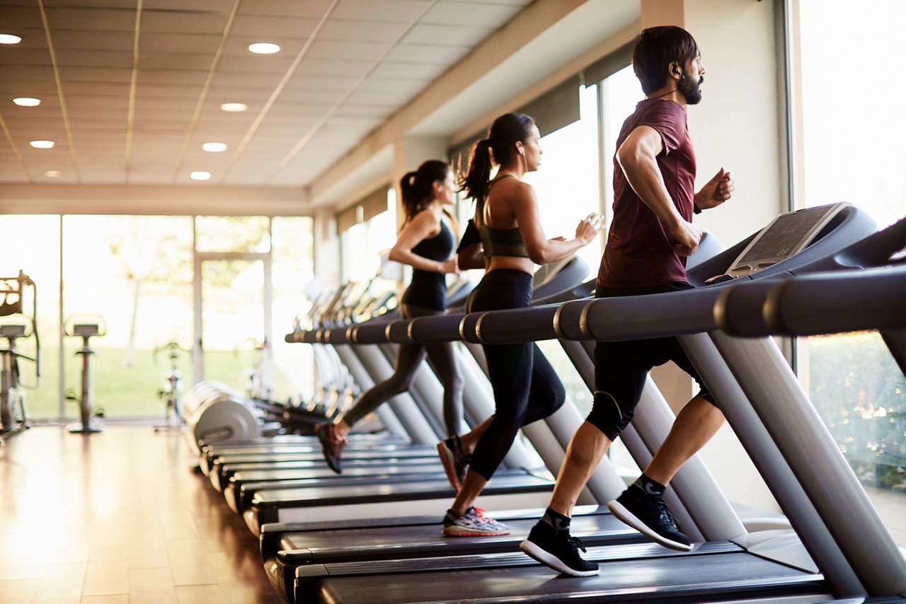  Menschen, die im Fitnessstudio trainieren