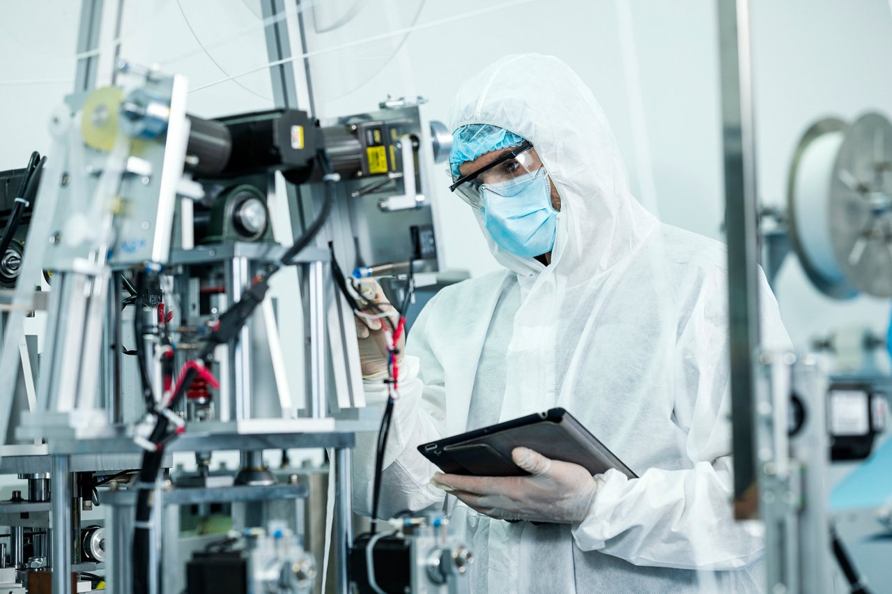 半導体工場で働く研究者