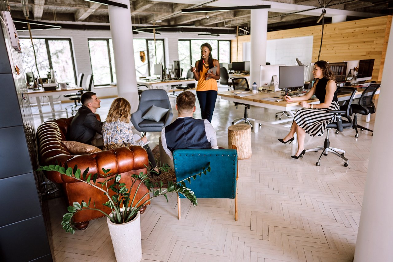 社員がコミュニケーションを取る様子