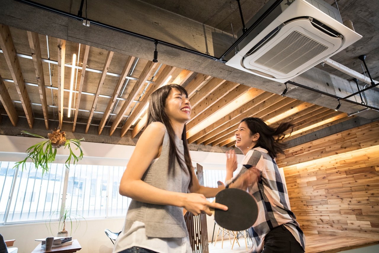 ABW型のオフィスでレクリエーションを楽しむ従業員