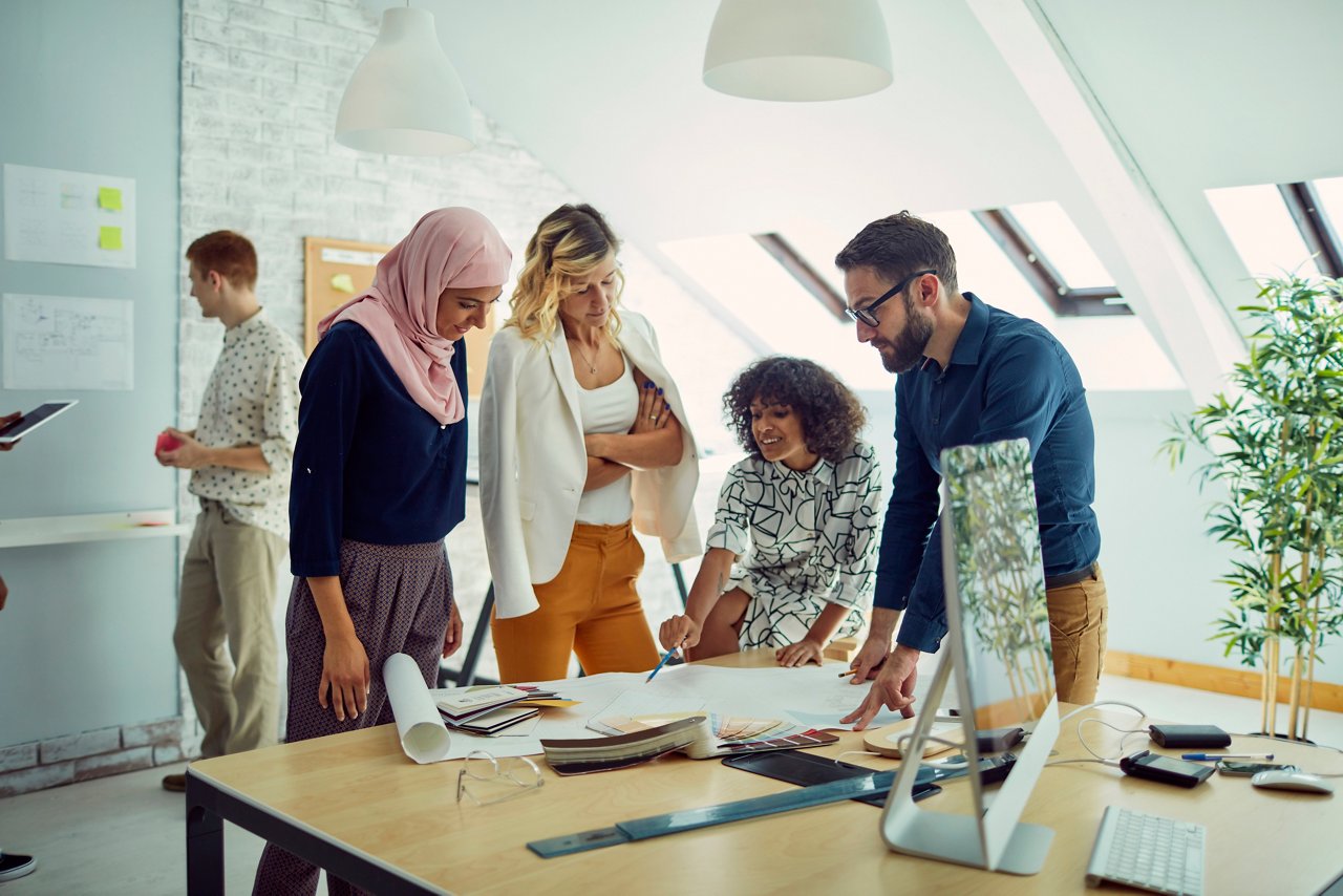 部署を越えて業務に取り組む社員たち