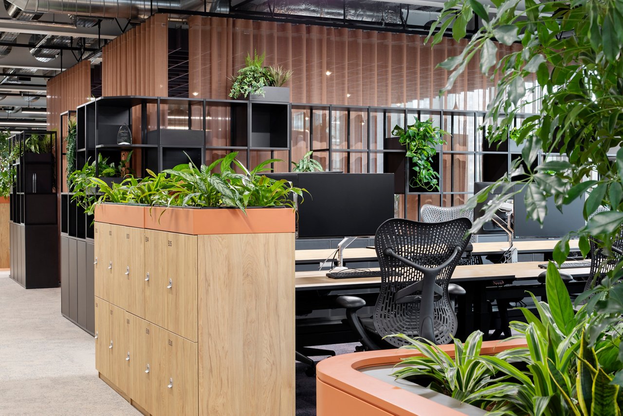 Planting and desking at JLL’s Leeds office is consistent with other offices in the portfolio