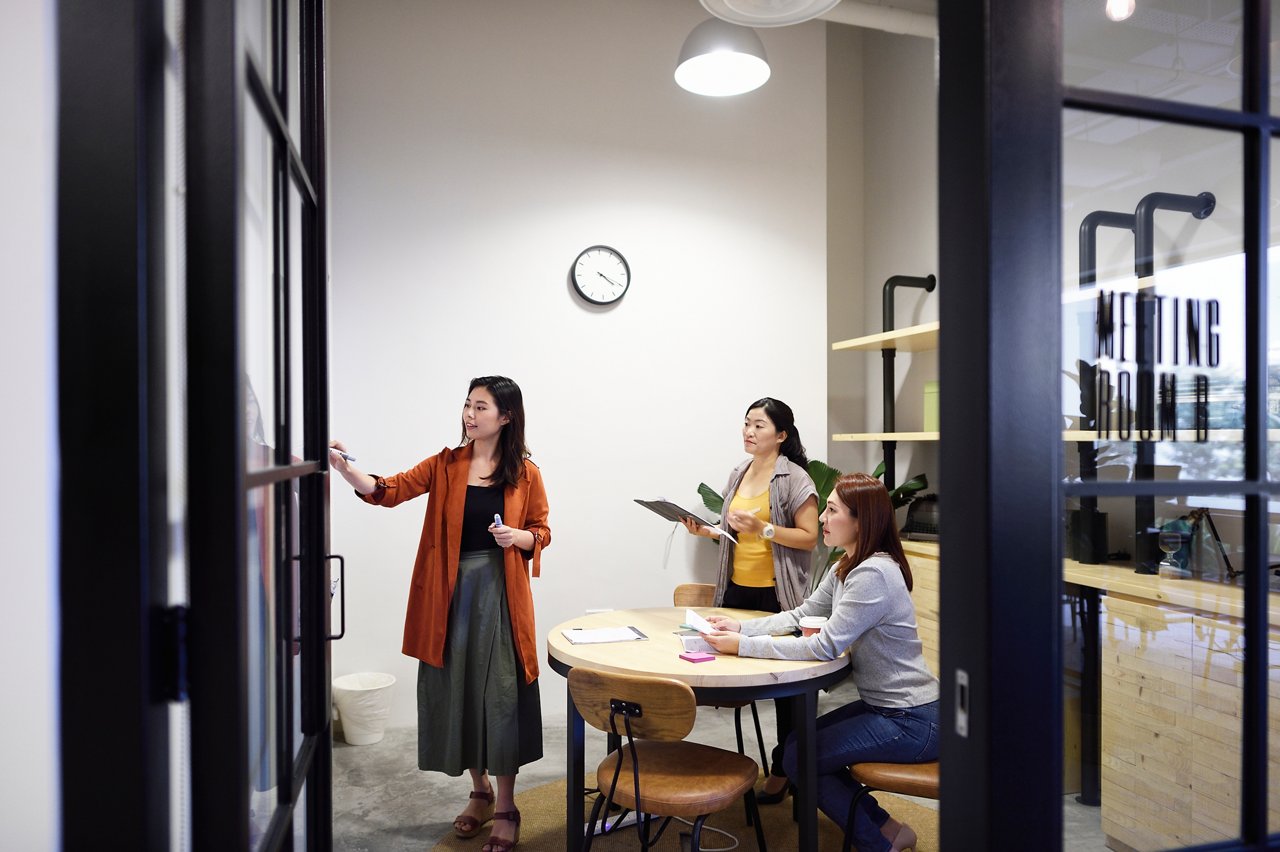 新しいスタイルのオフィスで働く社員